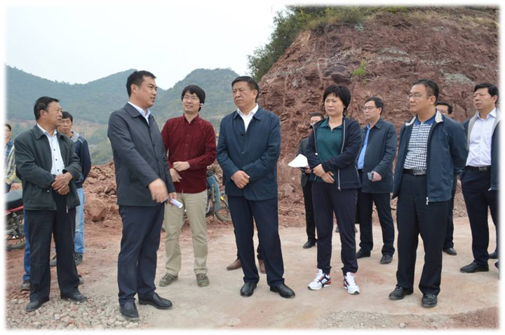 1492482376780378.jpg 鞏義市委書記袁三軍及市長孫淑芳現場調研鞏義興元40MW光伏項目工作.jpg