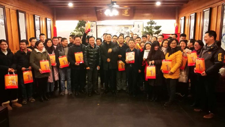 1496472825993349.jpg 2-收到趙振元同志的慰問,欣喜寫在現(xiàn)場(chǎng)每一位工作人員的臉上.jpg