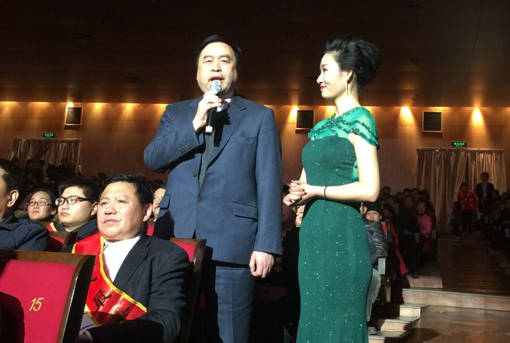 1496474254285518.jpg 5-趙振元同志接受鞏義電視臺著名主持孟姹直播采訪.jpg