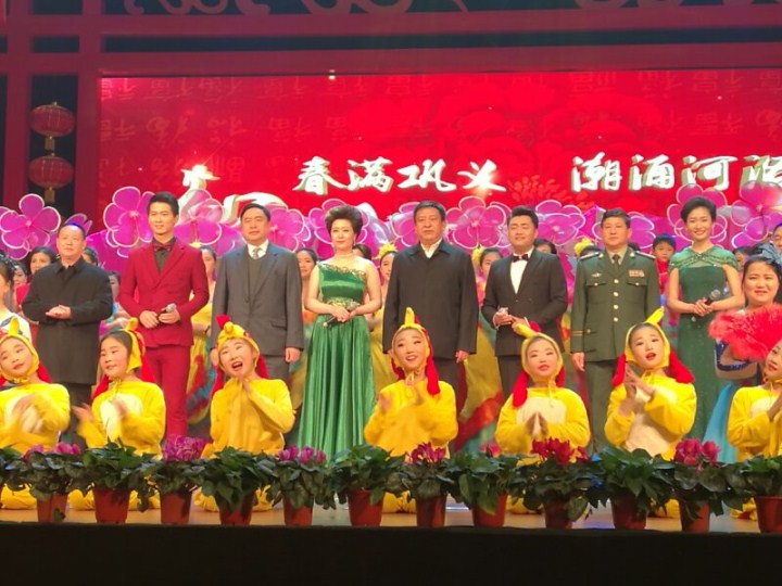 1496474275137238.jpg 6-趙振元同志與鞏義市領導一起與全體演職人員合影.jpg