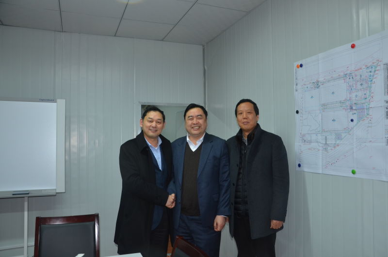 1496476466156657.jpg 3-趙振元、何平與項(xiàng)目指揮長孫學(xué)軍同志親切合影.jpg